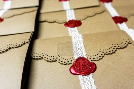 Téléchargez les photos : Un gros plan d'enveloppes vintage marron décoratives avec dentelle et un timbre rouge - en image libre de droit