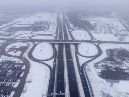 Téléchargez les photos : Un plan aérien des routes d'échange à Kaunas Lituanie recouvert de neige en hiver - en image libre de droit
