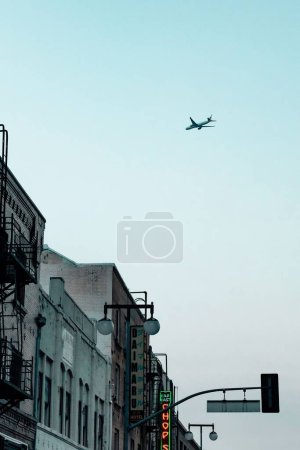 Téléchargez les photos : Un avion survolant Little Tokyo dans la ville de Los Angeles - en image libre de droit