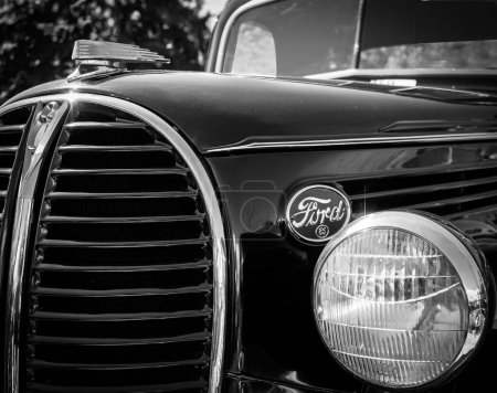 Téléchargez les photos : Gros plan d'une Ford noire brillante au Classic Car Show à Woodinville, Washington, en niveaux de gris - en image libre de droit