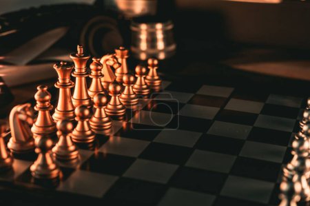 Foto de Un primer plano de piezas de ajedrez de oro en un tablero de ajedrez - Imagen libre de derechos
