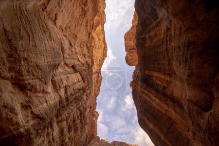 Foto de Una vista de bajo ángulo de hermosas montañas en Petra, Jordania - Imagen libre de derechos