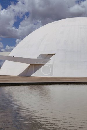 Téléchargez les photos : Plan vertical du Musée national de la République et de son entrée à Brasilia, Brésil - en image libre de droit