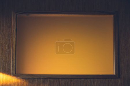 Téléchargez les photos : Plan horizontal d'un rectangle jaune d'une porte en bois brun sous la lumière du soleil - en image libre de droit