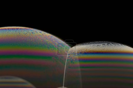 Téléchargez les photos : Un plan macro de bulles de savon colorées sur un fond noir - en image libre de droit