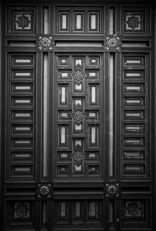 Foto de Una escala de grises vertical de una puerta tallada con diferentes patrones, arte y diseño - Imagen libre de derechos