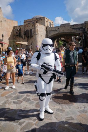Téléchargez les photos : Un Stormtrooper aux studios Edge Disney World Hollywood de Star Wars - en image libre de droit