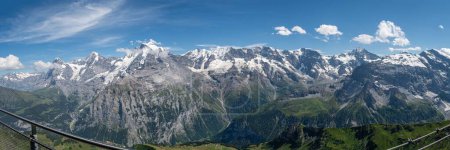 Téléchargez les photos : Une vue panoramique des sommets enneigés de la montagne contre un ciel bleu par une journée ensoleillée - en image libre de droit
