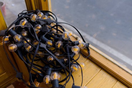 Foto de Un primer plano de las luces de correa de cable de goma en el alféizar de la ventana. - Imagen libre de derechos