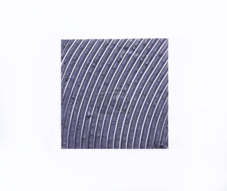 Téléchargez les photos : Un échantillon de texture d'argile de charbon de bois dans une forme carrée avec des lignes sur fond blanc - en image libre de droit