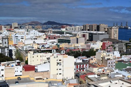 Foto de Una vista aérea del pueblo español de Las Palmas bajo la luz del sol - Imagen libre de derechos