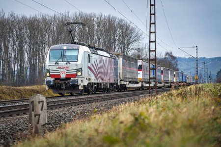 Téléchargez les photos : Locomotive de classe 193, Siemens VECTRON de Rail Traction Company, traversant la vallée principale - en image libre de droit