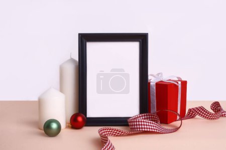 Foto de Un primer plano de una composición navideña con varias decoraciones sobre un fondo blanco - Imagen libre de derechos