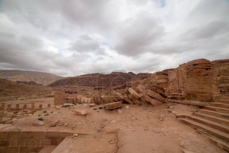 Foto de Un primer plano de ruinas antiguas en Petra, Jordania en un día soleado - Imagen libre de derechos