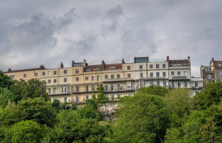 Téléchargez les photos : Les bâtiments de la ville à Clifton avec un ciel nuageux en arrière-plan, Bristol, Angleterre, Royaume-Uni - en image libre de droit