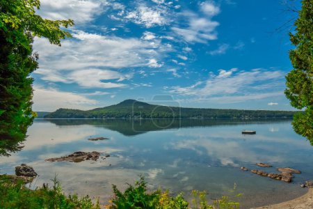 Téléchargez les photos : Un beau paysage du lac Seymore par une matinée ensoleillée - en image libre de droit