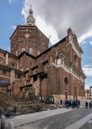 Foto de La fachada exterior de la Catedral de Pavía en Lombardía, Italia con paredes de color marrón robusto bajo un cielo nublado brillante - Imagen libre de derechos