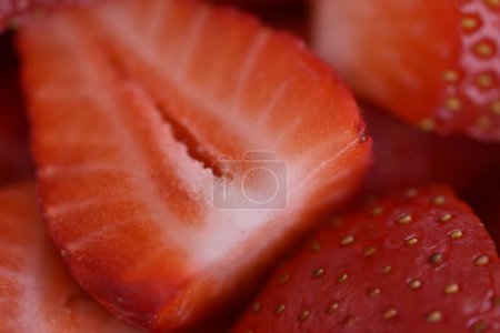 Téléchargez les photos : Une macro photo de fraises rouges mûres coupées en deux - en image libre de droit