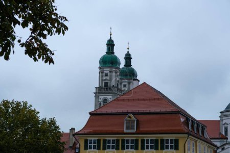 Téléchargez les photos : La basilique Saint-Lorenz de Kempten, en Allemagne, un jour de pluie - en image libre de droit