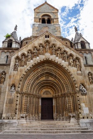 Téléchargez les photos : Un plan vertical de la chapelle Yakskaya au château de Vajdahunyad à Budapest, Hongrie - en image libre de droit