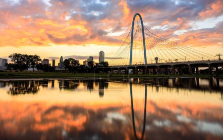 Foto de Una hermosa vista del amanecer sobre el puente Margaret Hunt Hill. Dallas, Texas - Imagen libre de derechos