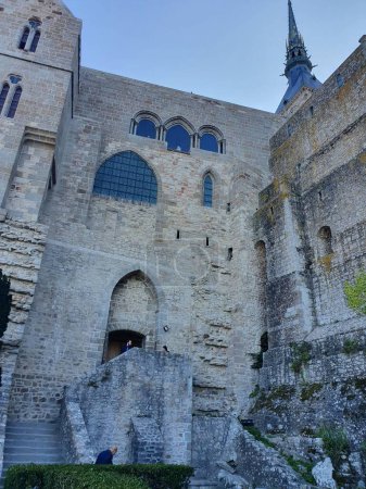 Téléchargez les photos : Le mur de pierre avec l'entrée du Mont-Saint-Michel. Normandie, France. - en image libre de droit
