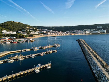 Foto de Una vista panorámica de los barcos en el puerto en el tranquilo océano Atlántico en Setúbal, Portugal en un día de verano - Imagen libre de derechos