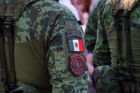 Téléchargez les photos : Un gros plan des épaulettes des soldats mexicains lors d'une cérémonie civique le jour du drapeau mexicain - en image libre de droit