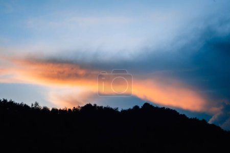 Foto de Una vista de hermosas nubes sobre el bosque durante el atardecer - Imagen libre de derechos