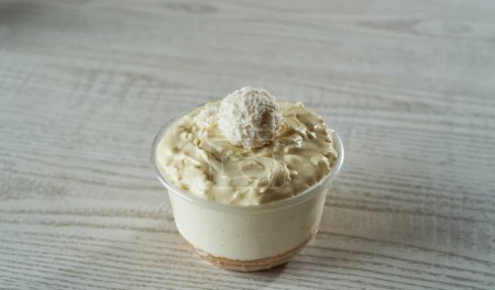 Téléchargez les photos : Les puddings dans une tasse couverte de crème et de bonbons - en image libre de droit