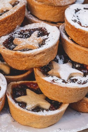 Téléchargez les photos : Une vue verticale d'un tas de délicieuses tartes de Noël hachées avec du sucre en poudre sur le dessus - en image libre de droit