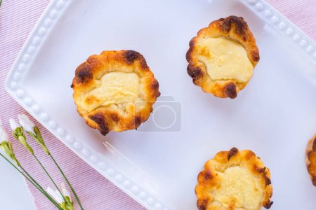 Téléchargez les photos : Un gros plan à angle élevé de muffins - en image libre de droit