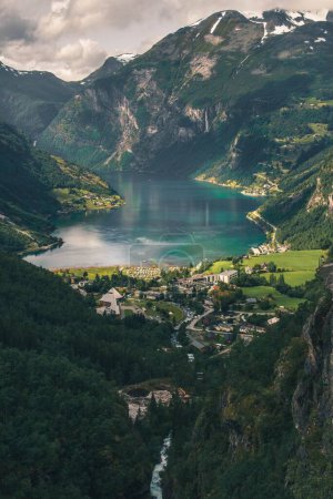 Téléchargez les photos : Un paysage de fjords pittoresques eaux d'aventure avec des montagnes verdoyantes à Geiranger, Norvège - en image libre de droit