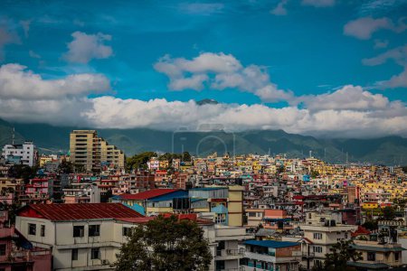 Téléchargez les photos : Le ciel bleu nuageux au-dessus des bâtiments de Katmandou Népal - en image libre de droit