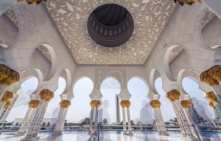 Foto de Una hermosa toma de la Gran Mezquita Sheikh Zayed en Abu Dhabi, Emiratos Árabes Unidos - Imagen libre de derechos