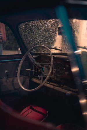Téléchargez les photos : L'Intérieur d'une voiture vintage rouge dans les rues d'Italie - en image libre de droit