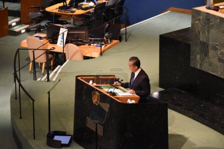 Téléchargez les photos : Le conseiller d'État chinois et ministre des Affaires étrangères Wang Yi prend la parole à la 77e Assemblée générale des Nations Unies - en image libre de droit