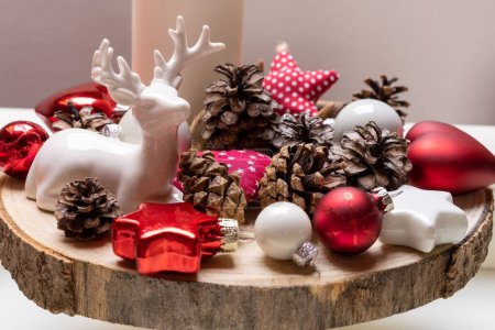 Téléchargez les photos : Un gros plan d'ornements et de décorations de Noël rouges festives - en image libre de droit