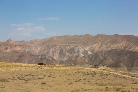 Foto de Un paisaje del embalse de Azat entre montañas - Imagen libre de derechos