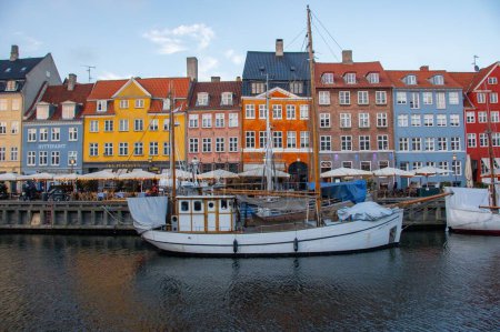 Téléchargez les photos : Un beau plan de maisons colorées dans le quartier riverain de Nyhavn - en image libre de droit