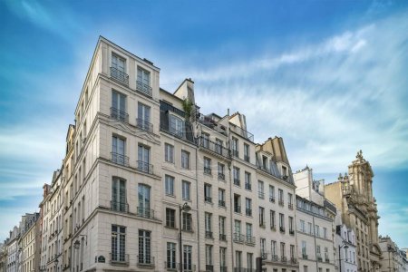 Téléchargez les photos : Paris, beaux bâtiments dans le Marais, rue Saint-Antoine dans le 4ème arrondissement - en image libre de droit