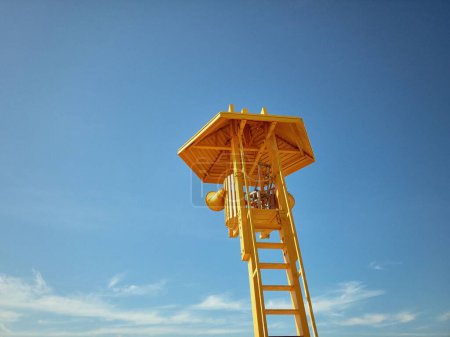 Téléchargez les photos : Angle bas d'une tour de sauvetage jaune capturée contre le ciel bleu - en image libre de droit