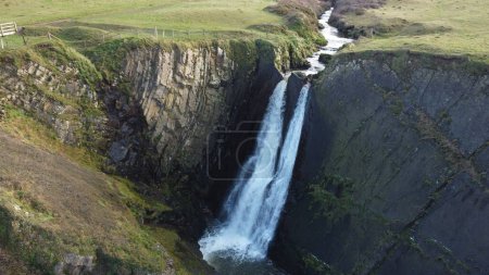Foto de Una toma aérea del pintoresco Speke 's Mill Mouth Waterfall en Hartland, Inglaterra - Imagen libre de derechos