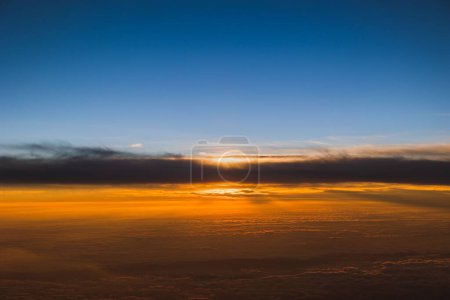 Foto de Una vista aérea de una hermosa puesta de sol naranja - Imagen libre de derechos