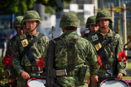 Téléchargez les photos : Les soldats mexicains, forces militaires lors d'une cérémonie civique le jour du drapeau du Mexique à Chapultepe - en image libre de droit