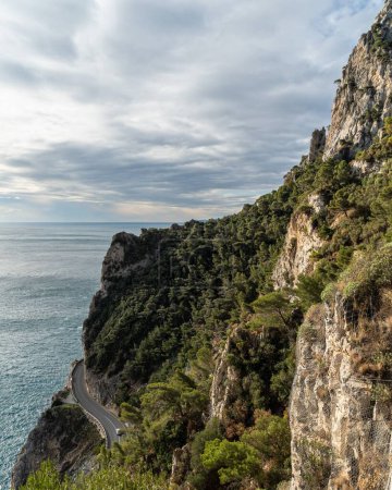 Foto de Un disparo vertical de la costa rocosa de Liguria cerca de Noli, Italia - Imagen libre de derechos