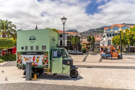 Foto de Un pequeño camión de comida en las calles de Madeira, Portugal - Imagen libre de derechos