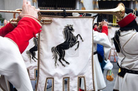 Téléchargez les photos : Plan rapproché d'un cheval sur un clairon du groupe Arezzo Guards - en image libre de droit