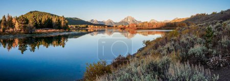 Téléchargez les photos : Vue panoramique d'un lac reflétant les montagnes du parc national de Grand Teton, aux États-Unis - en image libre de droit