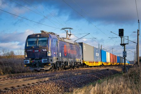 Foto de Una locomotora eléctrica clase 193, Siemens VECTRON conduciendo en dirección a Saarmund - Imagen libre de derechos